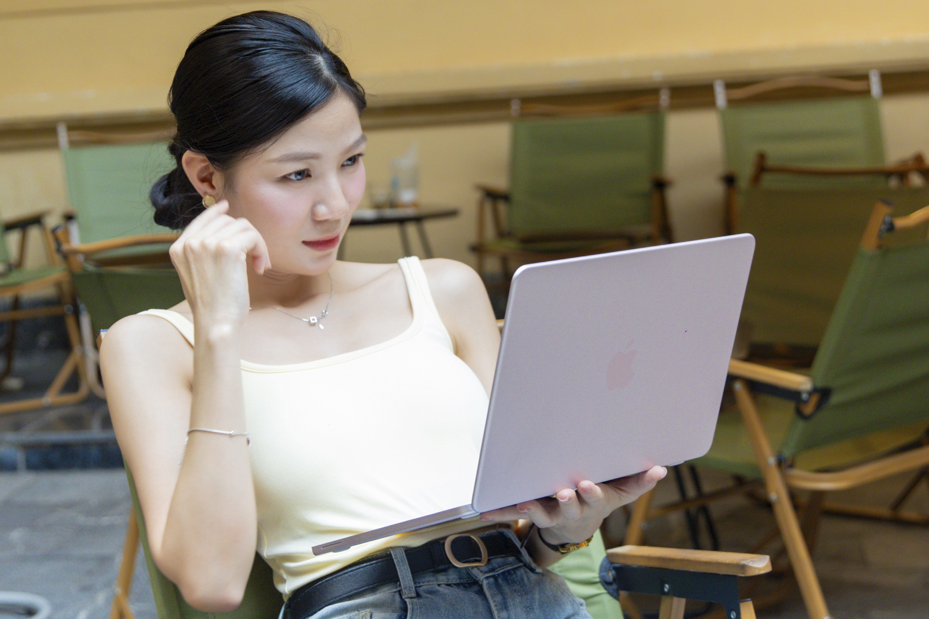 Dieu toi nhan ra khi dung chiec MacBook re hon dien thoai hinh anh