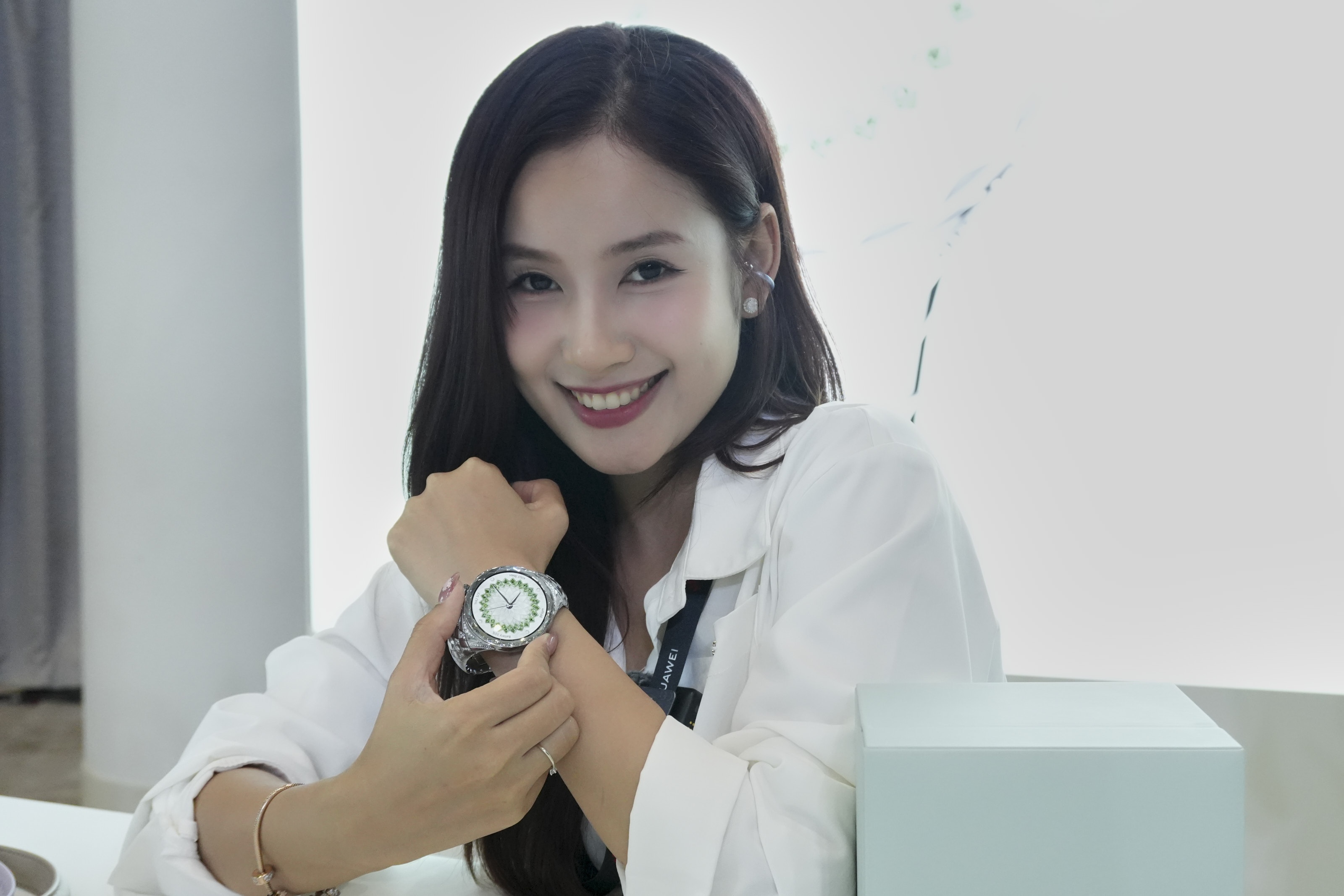 Smartwatch dinh kim cuong gia gan 5.000 USD hinh anh