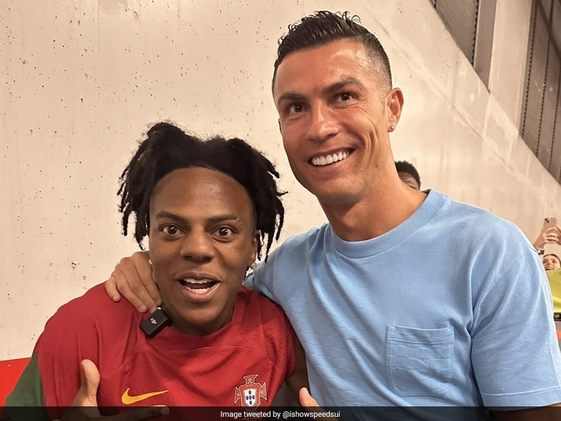 Ronaldo tri ân 'fan cuồng'