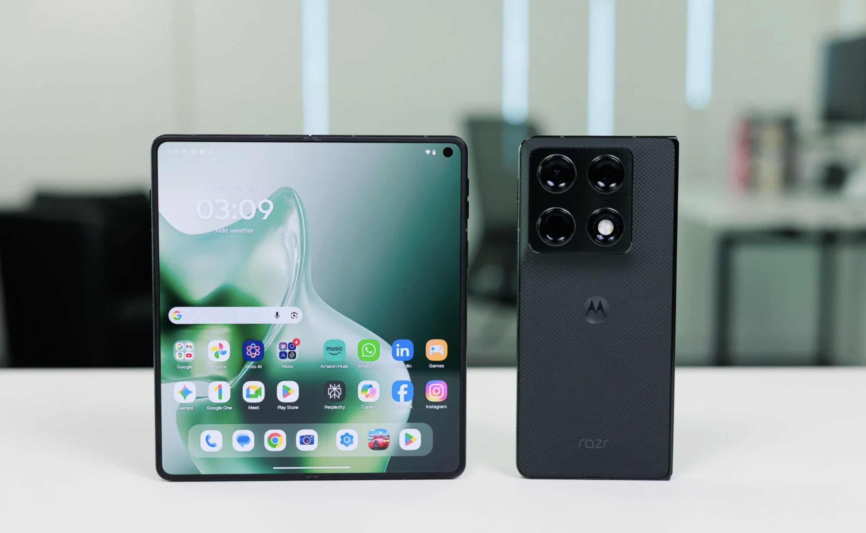 Cứ 3 mẫu flagship phát hành ở Việt Nam, có một máy gập