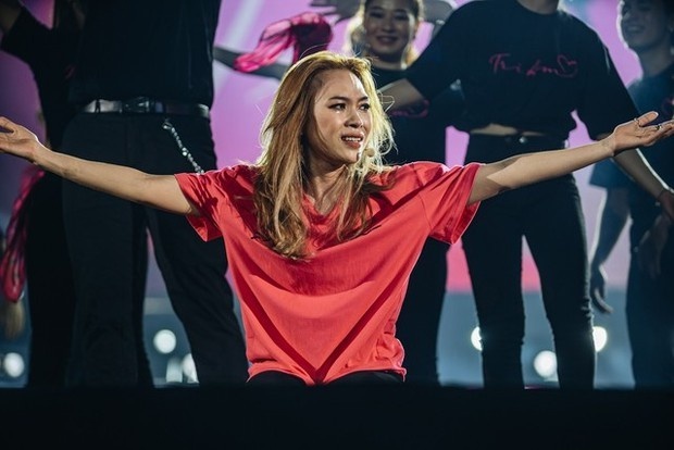 Binz do bia len nguc, My Tam quy lay khan gia deu khong chuan quoc te hinh anh