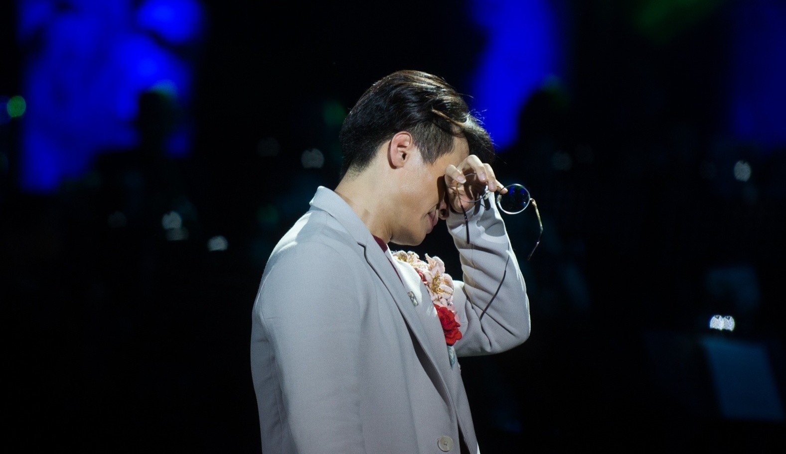 Ha Anh Tuan tinh toan qua nhieu nhung lai bo quen phong do giong hat hinh anh