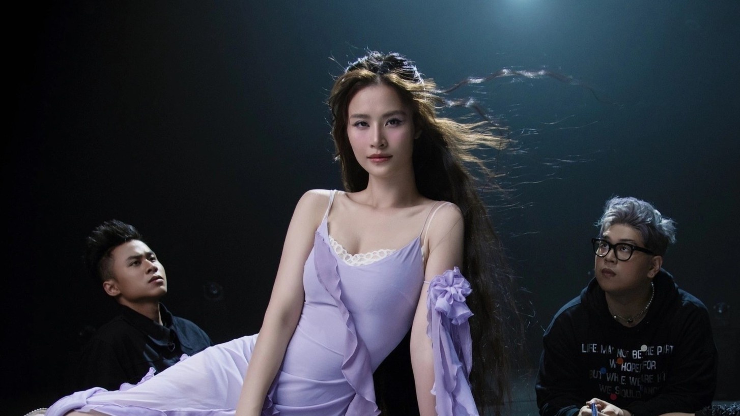 Mot Dong Nhi vua cu, vua moi hinh anh