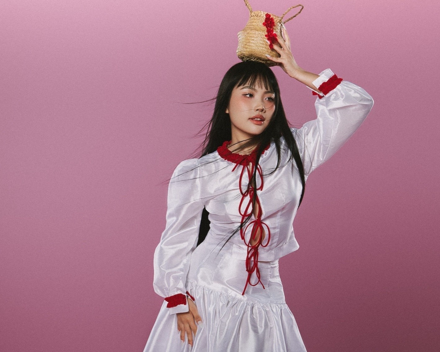 Phuong My Chi biet cach dung hoa hinh anh