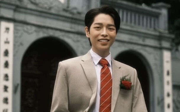 Duc Phuc tut phong do hinh anh