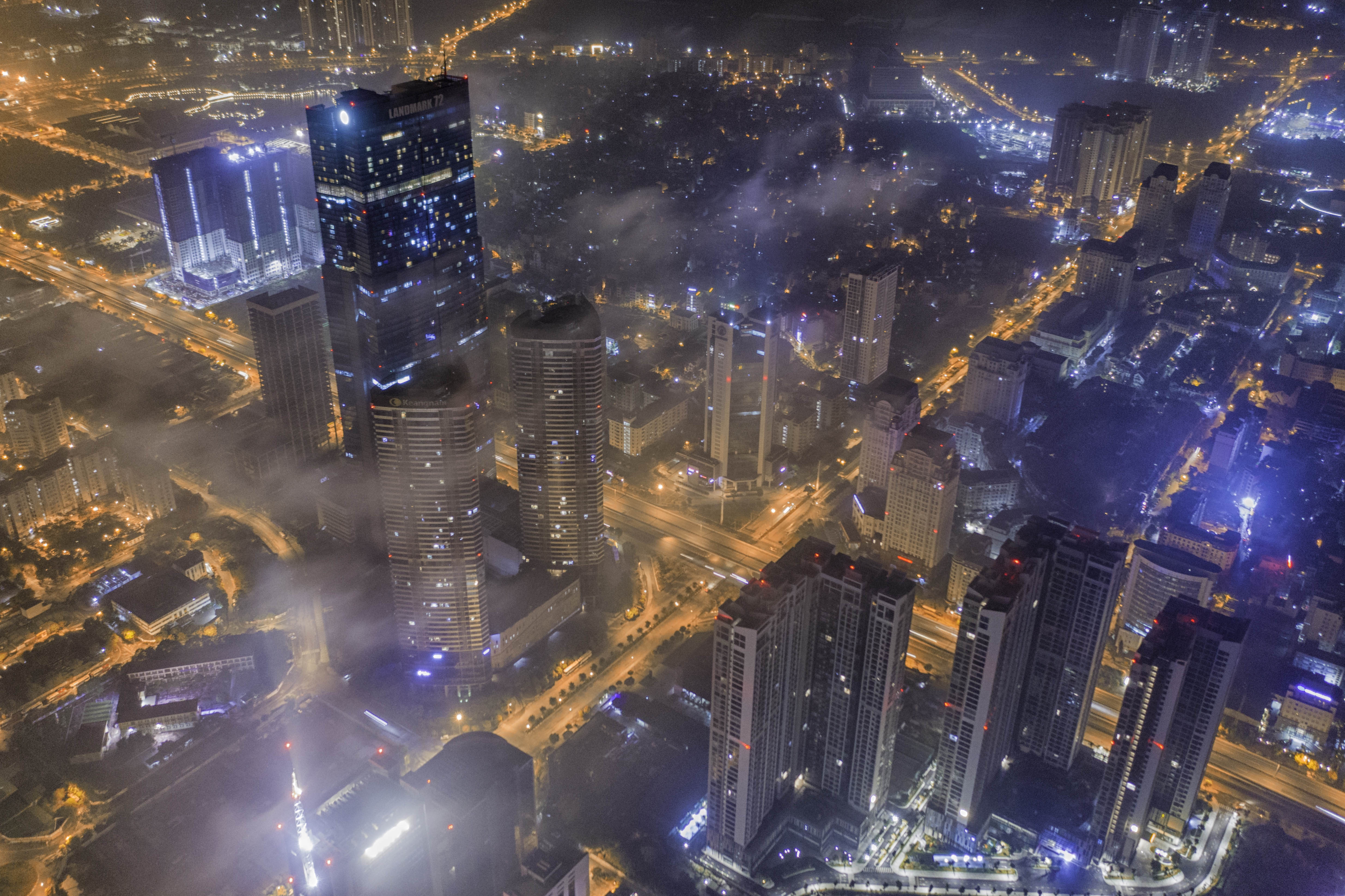 San may ngay giua long Ha Noi hinh anh