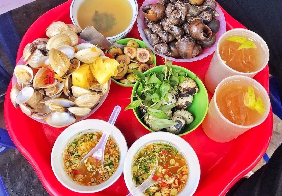 Kham pha cac mon an trong pho khong ngu 'xom' nhat Ha Noi hinh anh