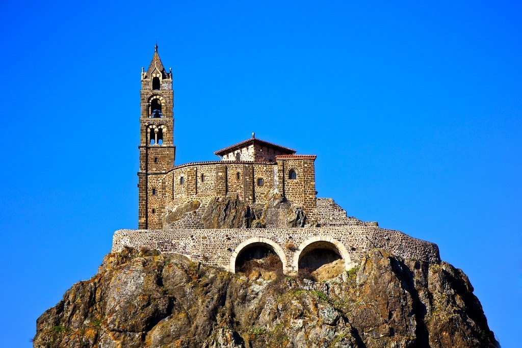 Nha tho hon 1.000 nam tuoi tren dinh nui lua tai Phap hinh anh