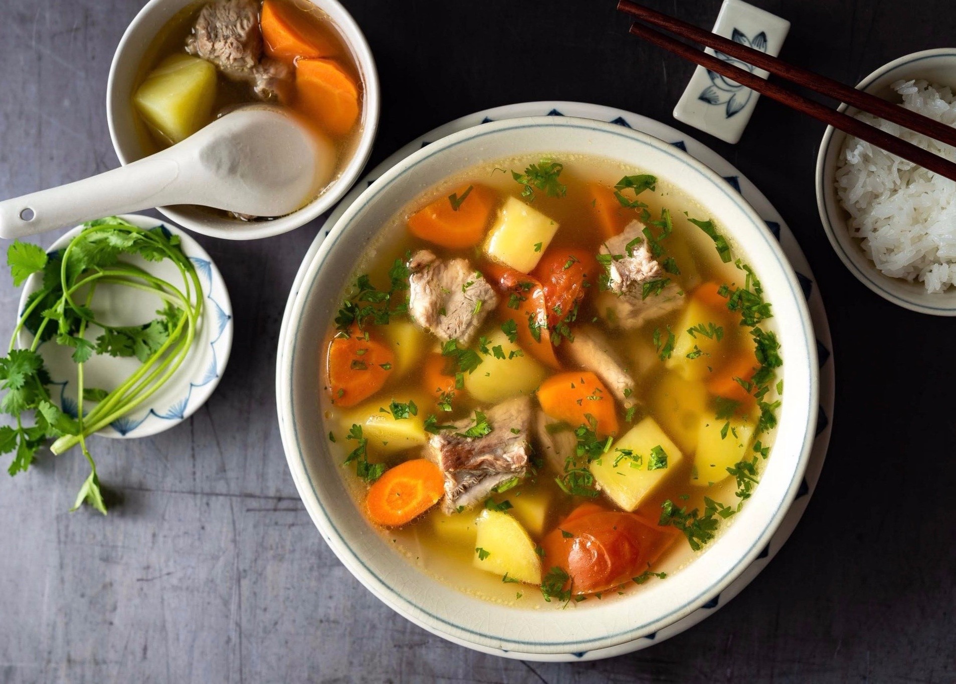 Nau canh suon khoai tay du chat ngay cuoi tuan hinh anh