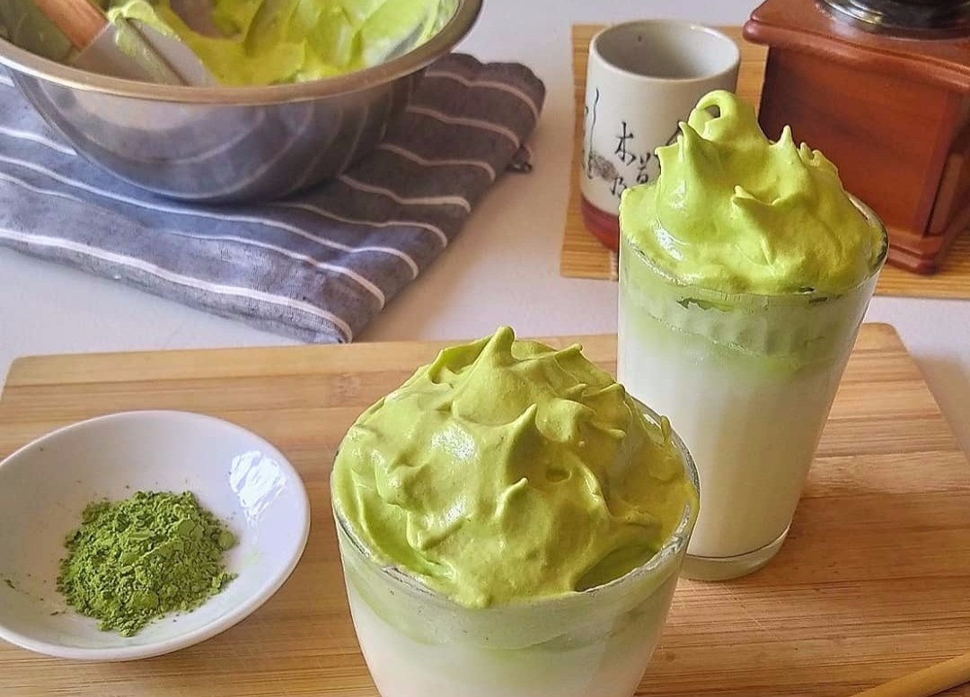 Sang tao do uong voi cong thuc lam Dalgona tra xanh hinh anh