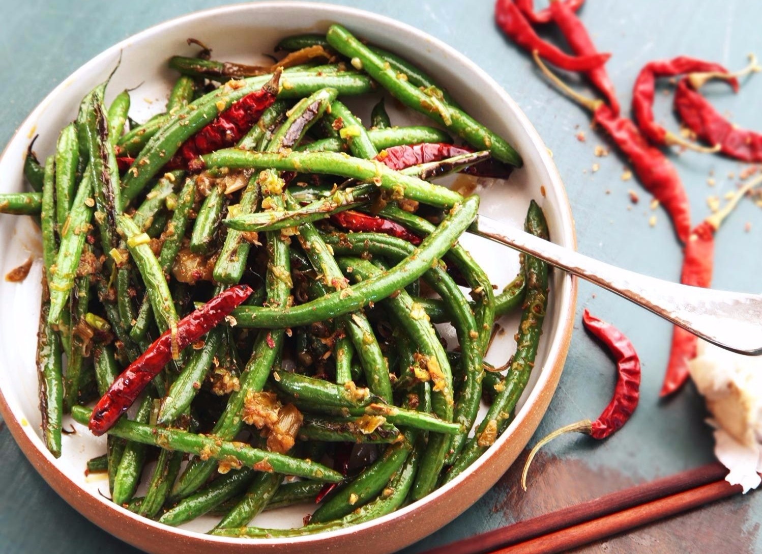 Bi quyet lam dau dua xao thit bam hao com hinh anh