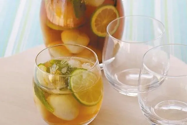 Pha tra vai giai nhiet chua den 10 phut hinh anh