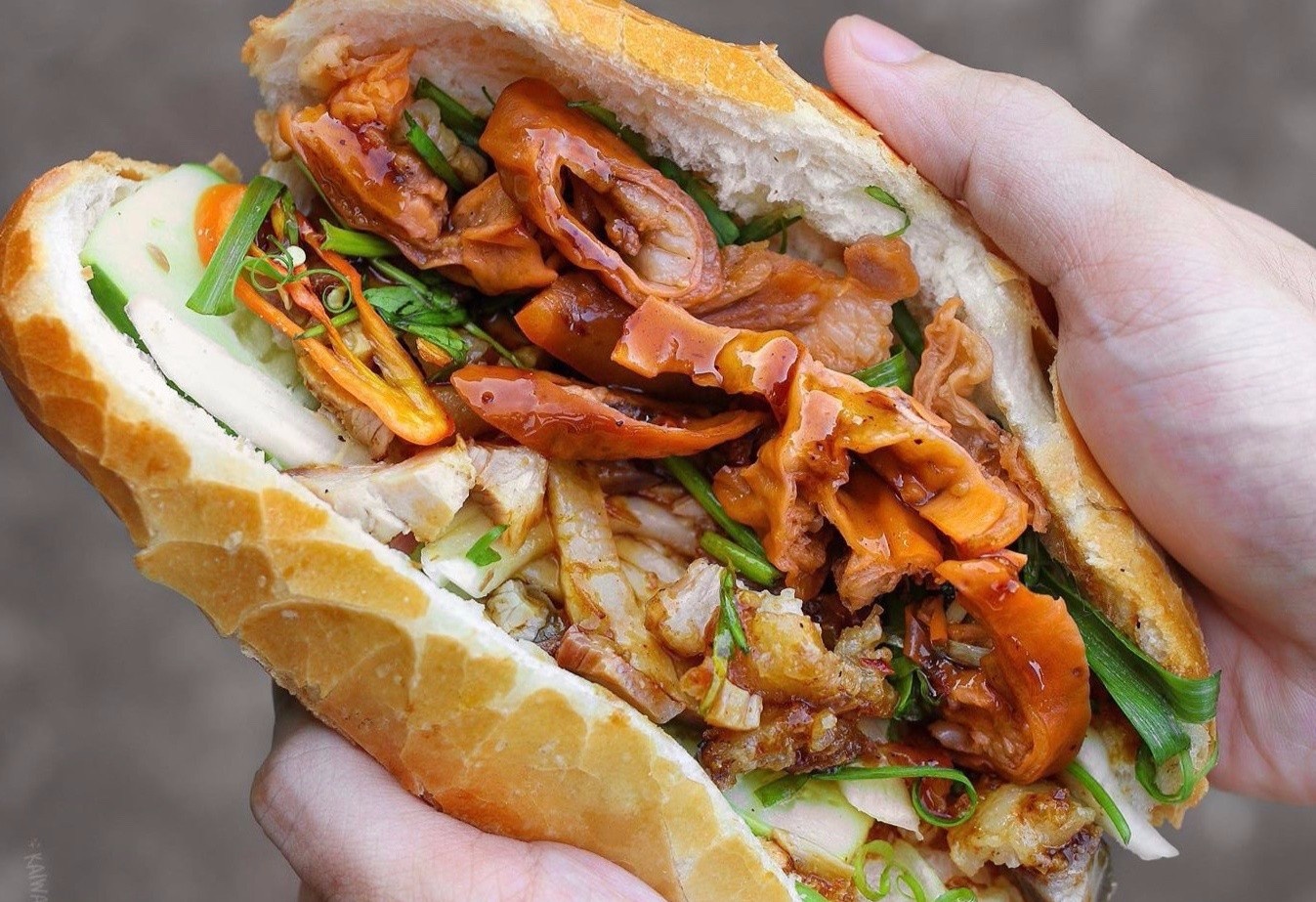 Banh mi suon sun cai chua va loat mon la mieng o TP.HCM hinh anh