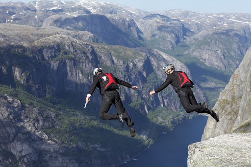 Man nhay tu do cao 1.000 m tren dinh nui hinh anh