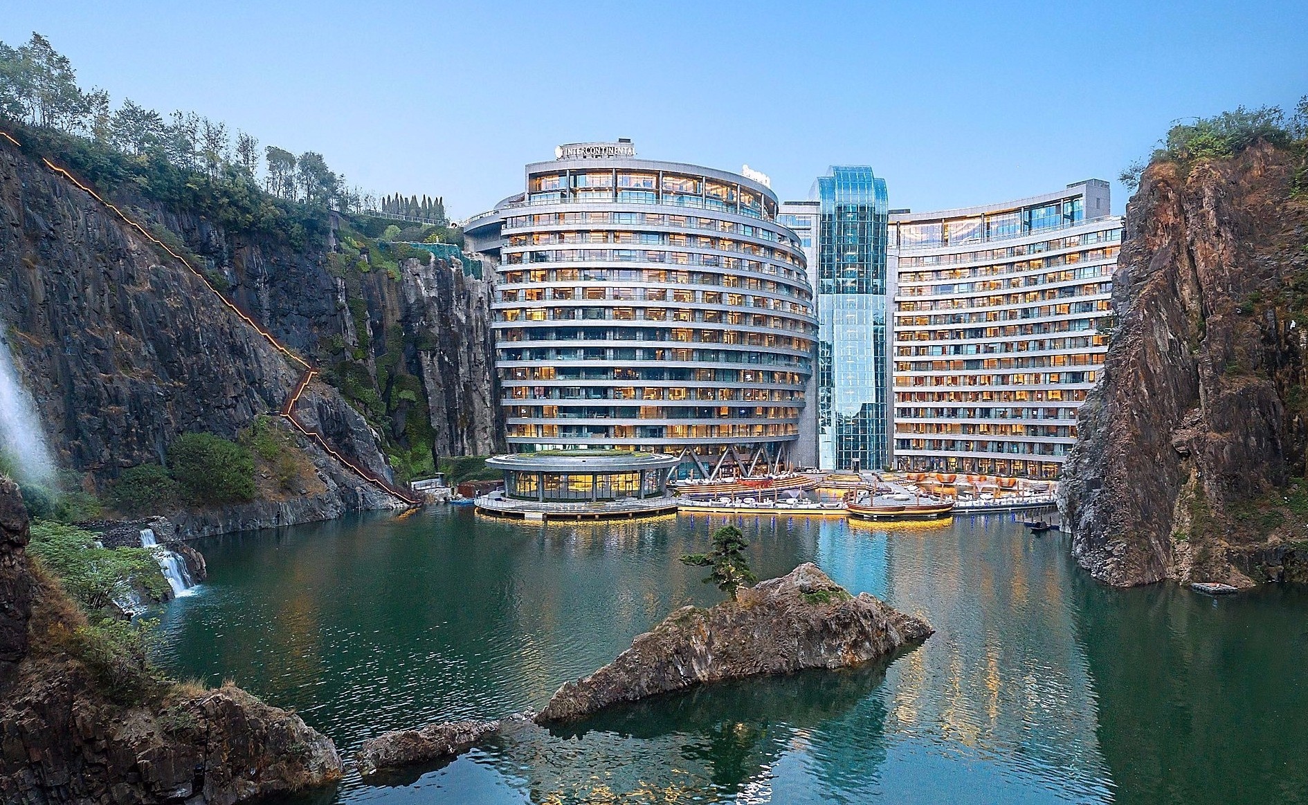 Khach san 5 sao duoi long dat, chi phi xay dung len toi 500 trieu USD hinh anh