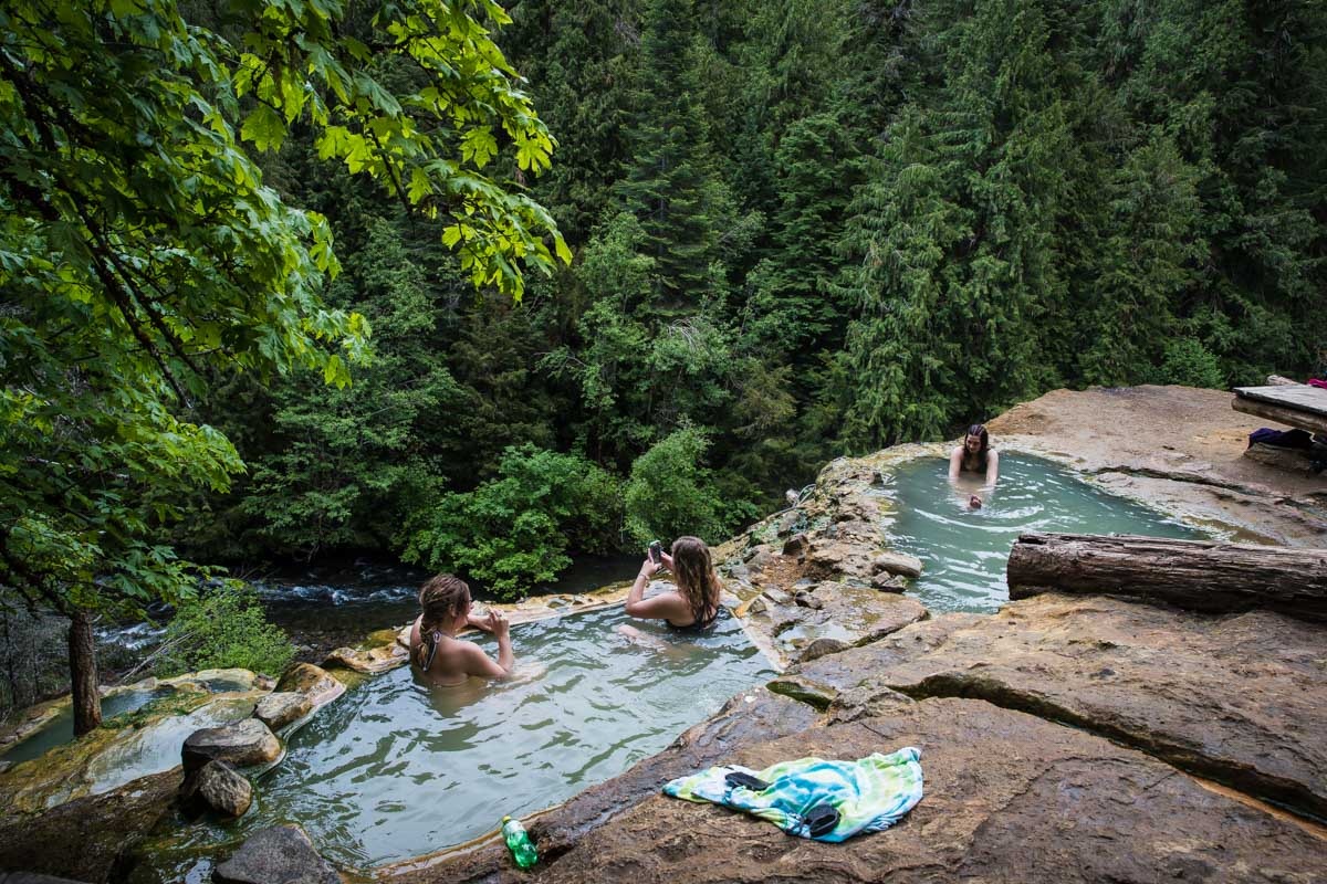 Suoi nuoc nong mau xanh ngoc lam tu nhien o My hinh anh