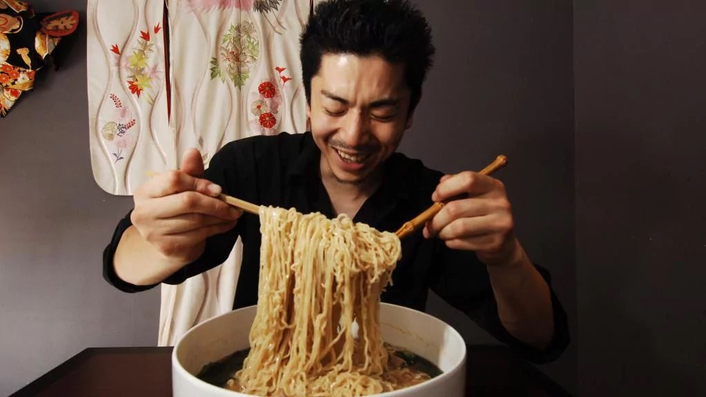 To mi ramen du cho 12 nguoi an o Nhat Ban hinh anh