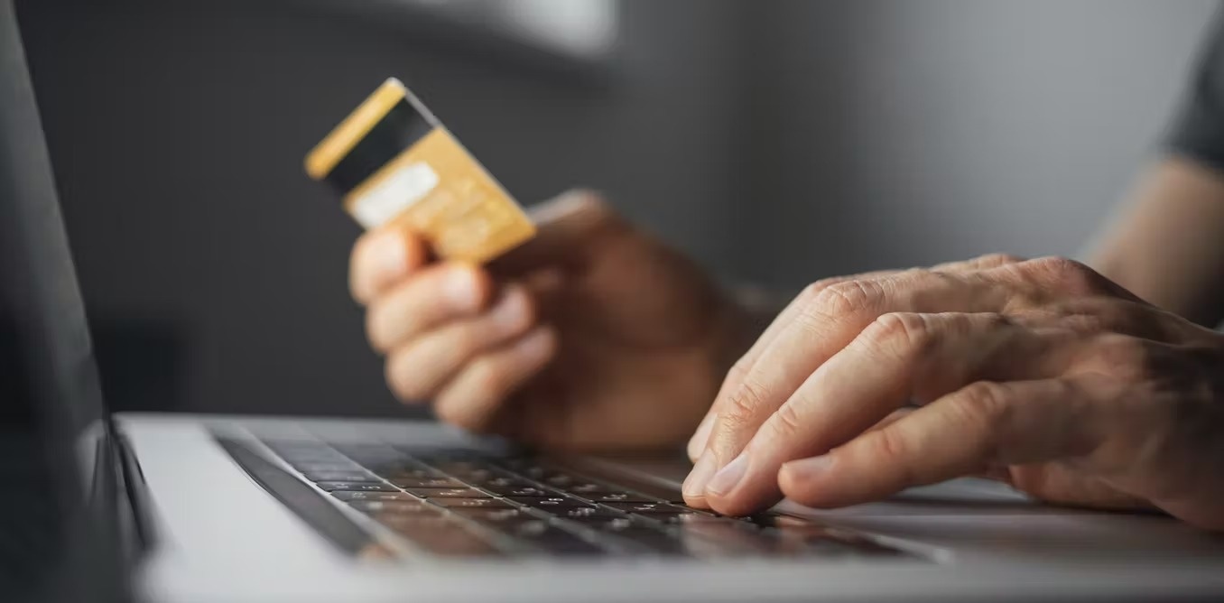 Nguoi dung mat tien ty vi lua dao tren mang hinh anh