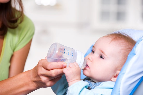 Không nên cho trẻ sơ sinh dưới 6 tháng tuổi uống nước vì có thể khiến bé bị ngộ độc nước. Ảnh: Popsugar.