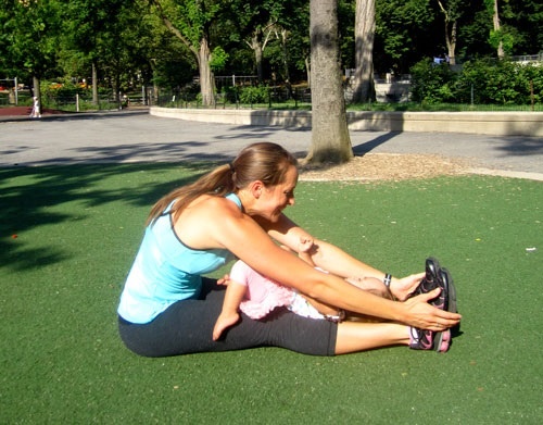 Động tác 1: Theo House Keeping, khi tập động tác này, bạn cần duỗi thẳng chân, đặt em bé nằm trên đôi chân của bạn, mặt bạn đối diện với em bé, vươn người đến gân kheo và trở về vị trí ban đầu.