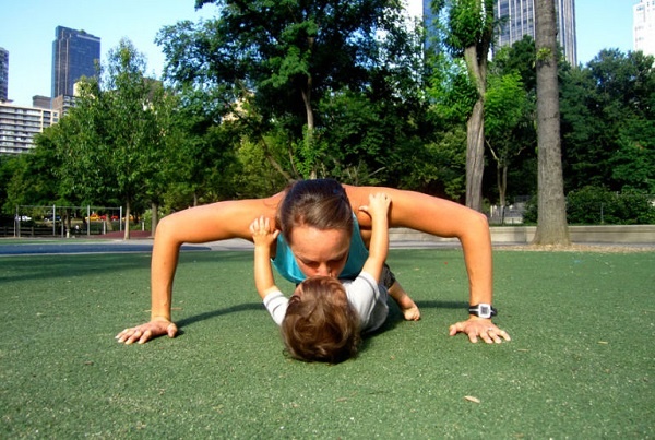 Động tác 11: Thực hiện động tác 10, giữ người thẳng, sau đó hạ thấp người xuống rồi chống đẩy.  