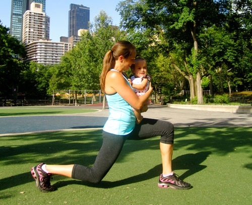 Động tác 4: Bế bé, bước chân trái về phía trước, chùng chân phải xuống tạo ra một góc 90 độ. Vì áp lực dồn vào em bé ở phía trước nên hãy chắc chắn giữ vững cơ bụng chặt chẽ, tránh gây tổn thương cho vùng lưng dưới.