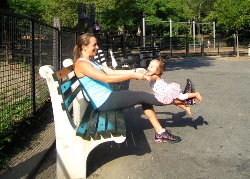 Động tác 6: Ngồi trên ghế đá công viên, đặt bé ngồi lên một chân, phía bàn chân. Nắm tay bé, nhấc chân lên rồi hạ xuống, lặp lại nhiều lần.