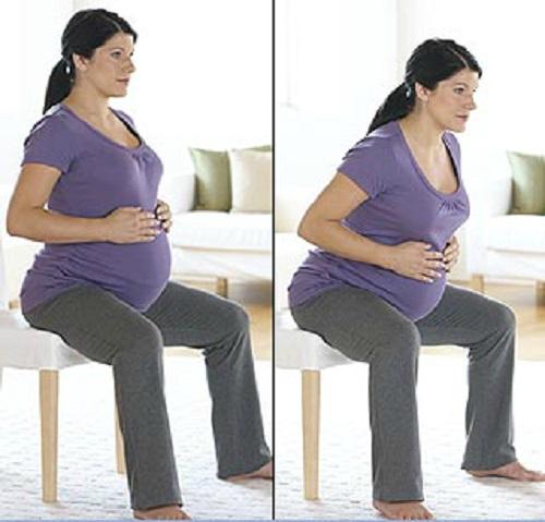 1. Ngồi trên ghế, lắc lư người Theo Mayo Clinic, để giảm đau khi sinh, mẹ bầu có thể ngồi trên một chiếc ghế, mép giường hoặc quả bóng miễn sao bạn có thể chạm được cả bàn chân xuống đất. Sau đó, nhẹ nhàng lắc lư người ra phía trước, rồi phía sau. Việc cử động đều đặn như vậy tạo áp lực lên đầu gối, giúp bà bầu giảm đau lưng.