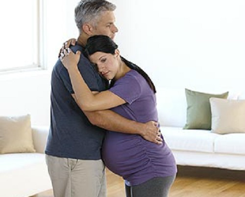 2. Tựa vào chồng hoặc người thân Đứng hoặc đi bộ có thể giảm cường độ của cơn co thắt, giúp mẹ bầu bớt đau hơn. Mẹ bầu có thể dựa vào chồng hoặc người thân trong tư thế đứng thẳng, hai tay vòng qua cổ chồng/người thân. Khi cơn đau đến, mẹ bầu nhẹ nhàng lắc lư người như đang nhảy múa chậm và nhờ chồng/người thân massage lưng.