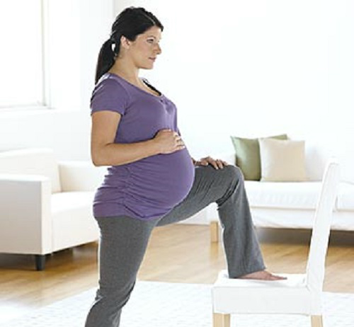 4. Gác chân lên ghế: Động tác này giúp em bé xoay đúng vị trí để ra ngoài nhanh hơn. Mẹ bầu có thể nghiêng người một chút về phía trước trong khi đứng thẳng. Nâng cao một chân đặt trên ghế. Lưu ý nên chọn một chiếc ghế vừa đủ để bàn chân còn lại có thể tiếp xúc hoàn toàn với mặt đất. Đổi chân khi thấy mỏi. 
