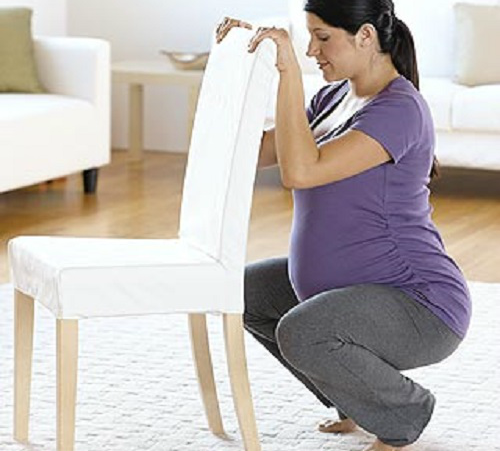 7. Ngồi xổm: Ngồi xổm giúp mở khung xương chậu, tạo điều kiện cho bé tụt xuống. Sử dụng một chiếc ghế, ngồi xuống và vịn tay vào thành ghế, kiễng chân. Cũng có thể nhờ chồng/người thân ngồi lên ghế, mẹ bầu vịn tay vào hai đầu gối của họ.