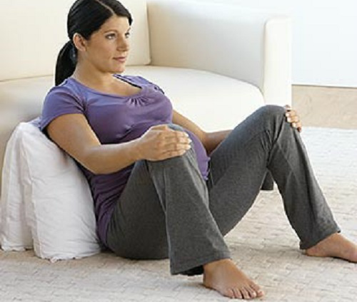 8. Ngồi tựa lưng: Tư thế đơn giản này có tác dụng cho nhiều bà bầu. Bạn có thể kê thêm gối hoặc nhờ chồng/người thân ngồi phía sau để hỗ trợ. Trong mỗi cơn co, gập-duỗi đầu gối sao cho bạn cảm thấy dễ chịu nhất. 