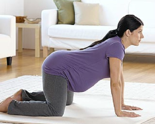 9. Quỳ gối, chống tay: Đừng e ngại tư thế này. Bạn có thể thực hiện nó ở trên giường hoặc trên tấm thảm sản nhà. Bạn sẽ bị căng tức ở cột sống, nhưng điều này giúp giảm đau lưng và giúp bé xoay về tư thế sinh chuẩn.