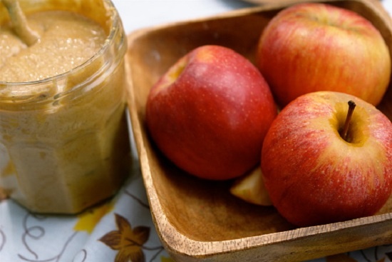 1. Trái cây + bơ đậu phộng: Theo Health, vị ngọt tự nhiên trong các loại trái cây như chuối, táo… làm tăng thời gian chuyển hóa hơn các loại đường hóa học trong các loại kẹo. Thêm nữa, protein trong bơ đậu phộng cung cấp năng lượng lâu dài cho cơ thể. 