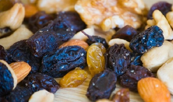 2. Trái cây hoặc các loại hạt khô: Đây là món ăn vặt rất hiệu quả trong việc ngăn ngừa cơn buồn ngủ vì chúng là sự kết hợp giữa protein và chất béo, cung cấp cho bạn nguồn năng lượng bền vững. Tuy nhiên, bạn nên ăn một lượng vừa phải vì tiêu thụ quá nhiều carbohydrates có thể làm lượng đường trong máu thấp, gây buồn ngủ vào buổi chiều.