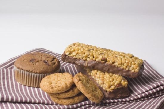 4. Bánh ngũ cốc: Đây là món ăn nhẹ hoàn hảo tại nơi làm việc. Ít nhất 5 g chất xơ và protein, nhưng ít hơn 15 g đường là tiêu chí để bạn chọn lựa loại bánh phù hợp cho mình. Lưu ý, đồ ăn nhẹ buổi trưa chỉ nên chứa khoảng 100 calo hoặc 15 g carbohydrate.