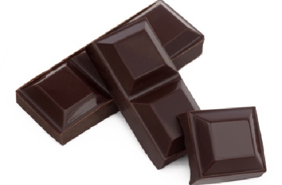 5. Sôcôla đen: Không giống như sô cô la sữa, sô cô la đen là thực phẩm có lợi với hàm lượng chất béo lành mạnh, chất chống oxy hóa cao, giàu chất xơ, magiê. Thêm nữa, sô cô la đen cung cấp ít caffeine, ngăn ngừa cảm giác mệt mỏi, buồn ngủ. 