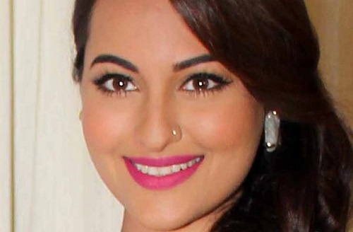 7. Cười: Khi cười, bạn nên mở rộng miệng tối đa để hở cả nướu và răng. Giữ trong khoảng 5 giây, rồi mím miệng. Sau đó tiếp tục cười lần nữa. Lặp lại 10 lần. Các chuyên gia cho rằng đây là một trong những bài tập giảm béo mặt hiệu quả nếu được thực hiện thường xuyên. 