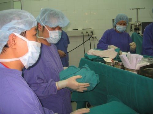 Quả tim được đưa từ trung tâm hiến tạng đến.