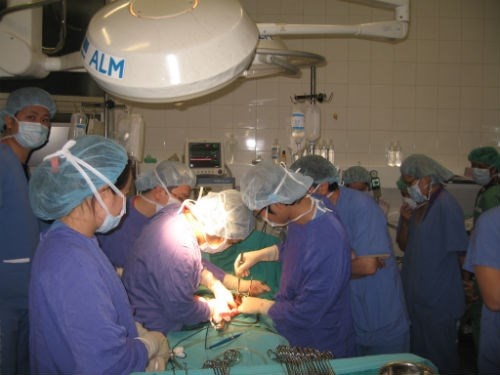 Các bác sĩ sẽ lấy trái tim đã bị suy ra khỏi cơ thể bệnh nhân.