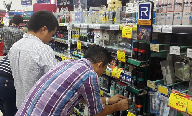 Khách hàng nam chọn mua hàng mỹ phẩm - Ảnh: Tiến Long