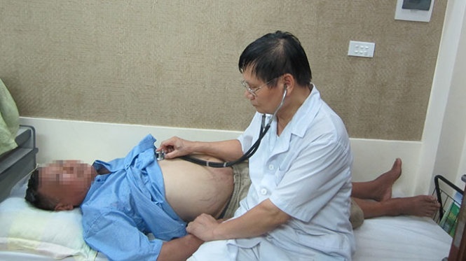 GS.TS Nguyễn Văn Đề thăm khám lại cho ông H. sau khi hết phù - Ảnh: T.L.