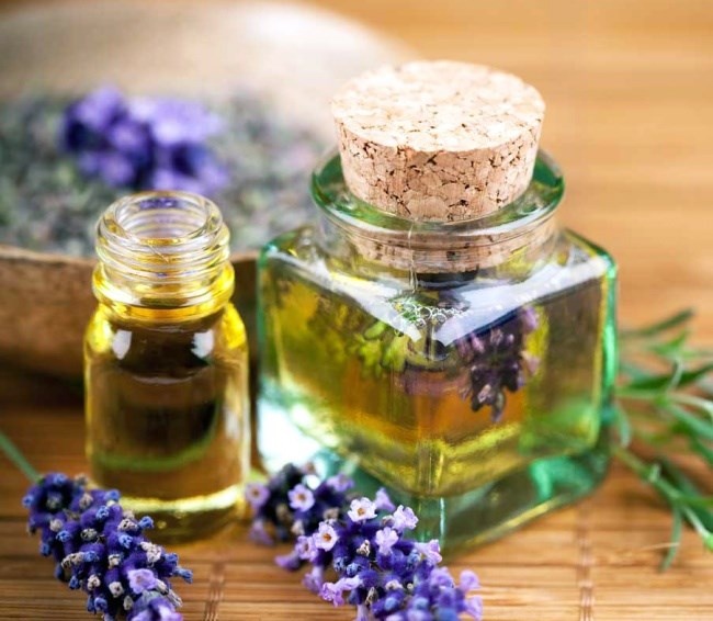 1.Tinh dầu thơm   Tinh dầu của các loại cây: bạch đàn, cây phong lữ, hồi, húng tây, bạc hà, cây chè, nguyệt quế, tuyết tùng có tác dụng chống muỗi tốt nhất. Cách dùng:  Thấm ướt một miếng bông nhỏ vào một trong các loại tinh dầu trên, sau đó đặt miếng bông trên cửa sổ hoặc gần gối ngủ.  Trộn một trong các loại tinh dầu trên vào kem dưỡng da của bạn, sau đó bôi hỗn hợp này lên phần da để hở.