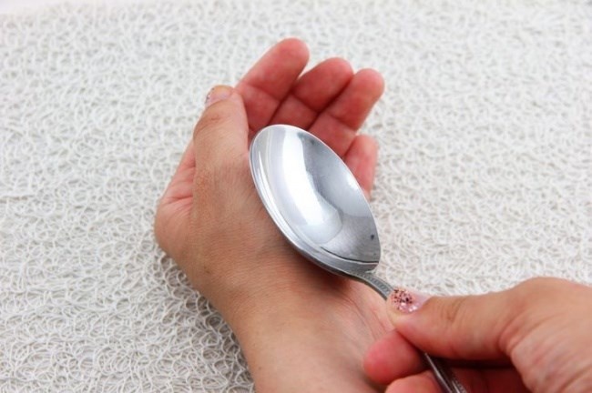 10. Muỗng (thìa)   Hơ nóng 1 cái thìa, sau đó áp chặt thìa vào vết muỗi đốt trong vài phút. Khi bạn bỏ thìa ra, vết ngứa sẽ hết.