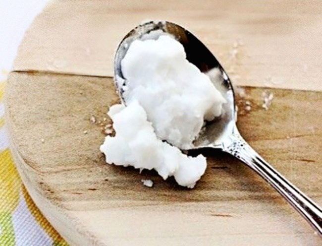 8. Soda   Baking soda là biện pháp chữa vết muỗi đốt đơn giản và phổ biến nhất. Bạn trộn 3 muỗng cà phê baking soda với 1 muỗng cà phê nước sạch tạo thành bột nhão đặc, sau đó đắp bột nhão này lên  vết sưng do muỗi đốt và để cho nó khô lại.