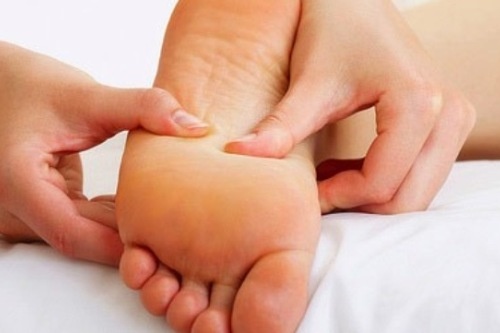 Xoa bop, bam huyet gan ban chan phong chua benh thong thuong hinh anh