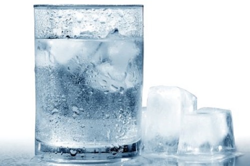 Uong nuoc lanh gay hai the nao? hinh anh