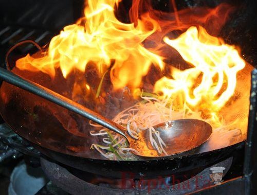 Việc chiên rán thực phẩm ở nhiệt độ cao sẽ gây hại sức khỏe.