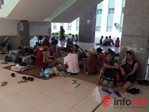 Bệnh nhân và người nhà đang điều trị ở Bệnh viện K trung ương.