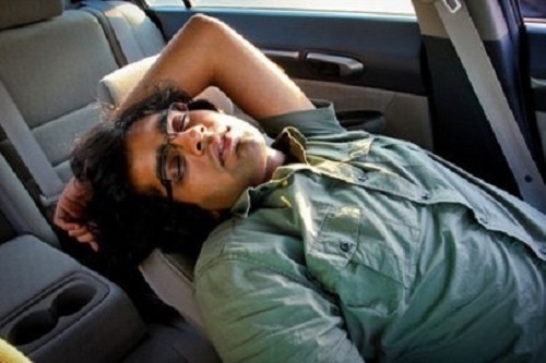 Khong nen ngu trong xe hoi hinh anh